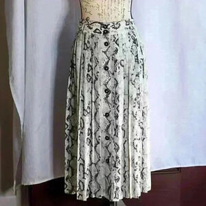 Laundry by Shelli Segal Size M midi white/snake print pleated skirt
